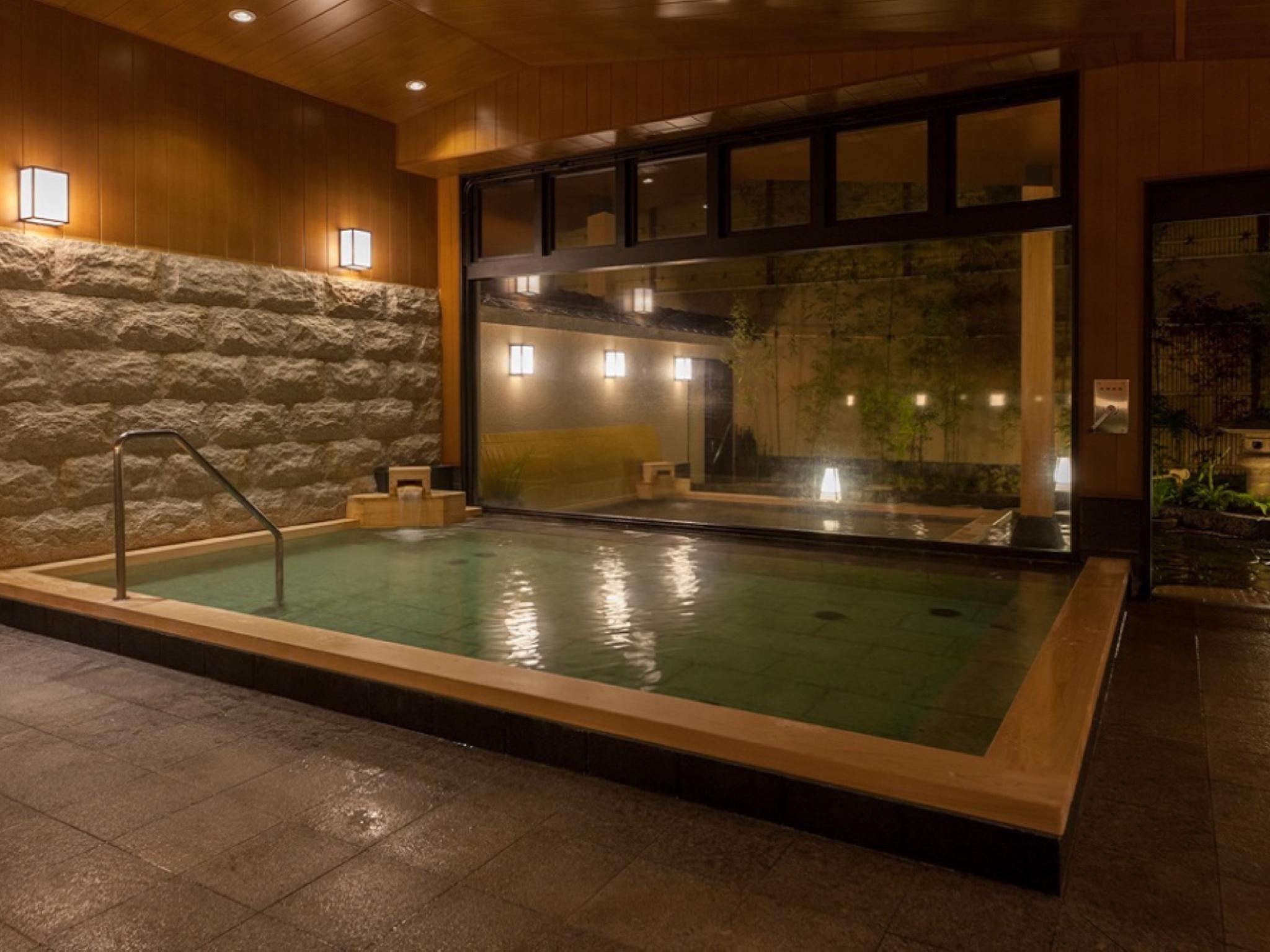 Tắm suối nước nóng