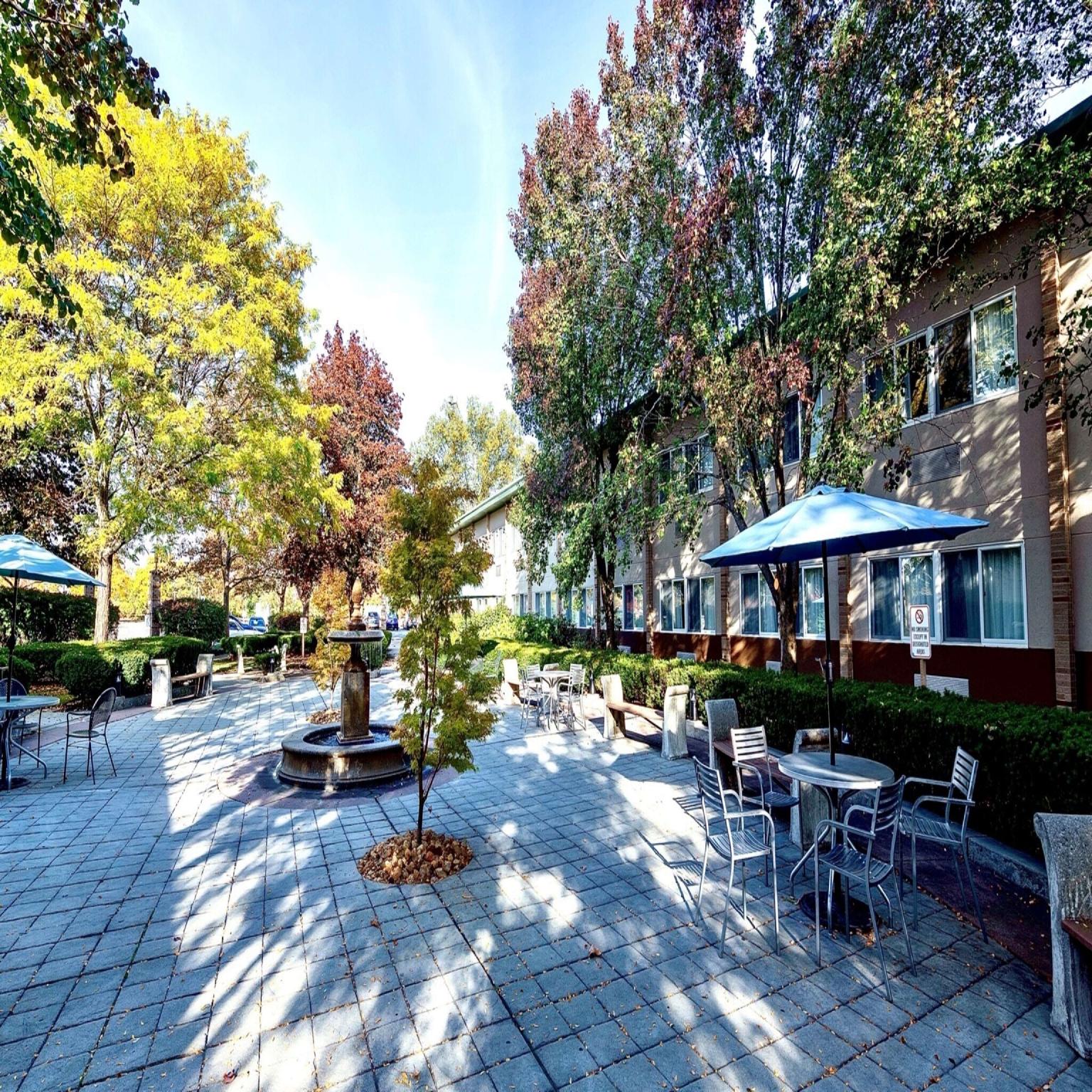 Ngoại cảnh khách sạn