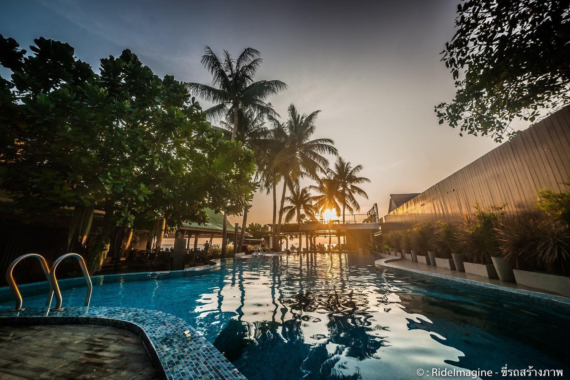 Quán bar cạnh bể bơi