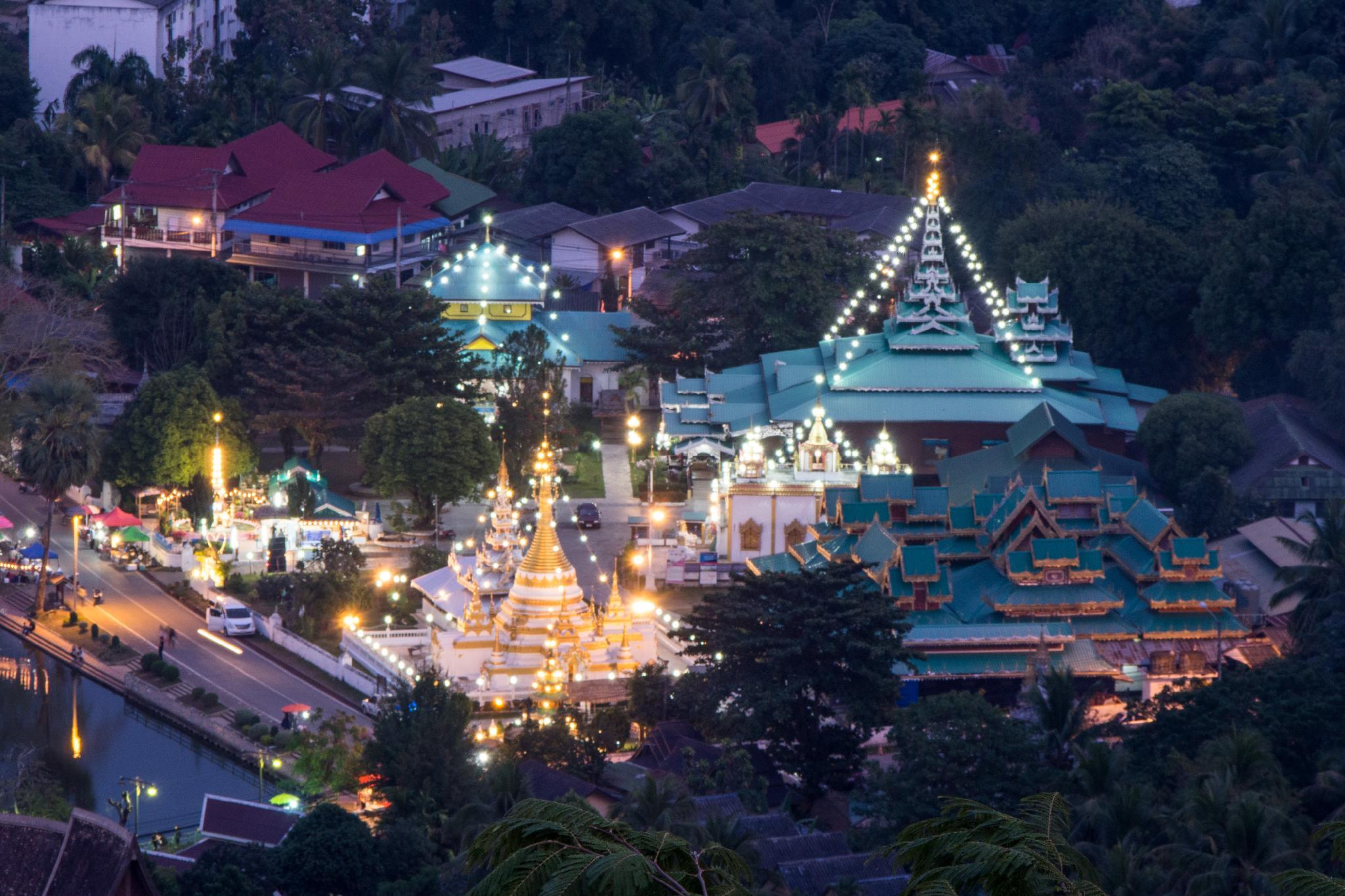 Nơi tham quan gần đây