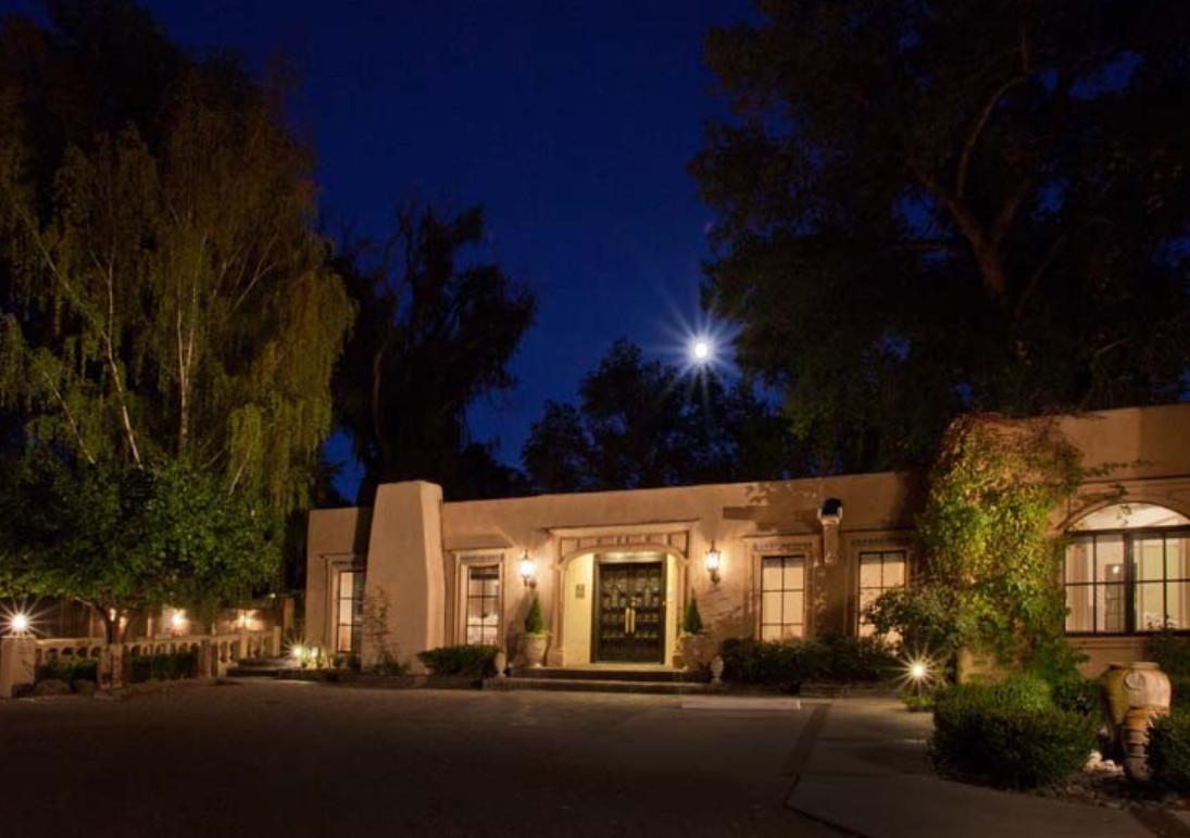 Ngoại cảnh khách sạn