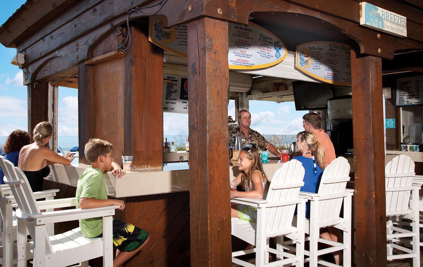 Quán bar cạnh bể bơi