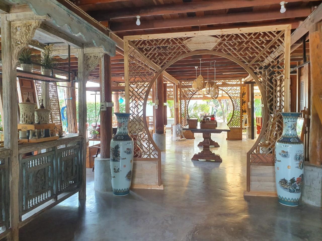 Khu vực xung quanh