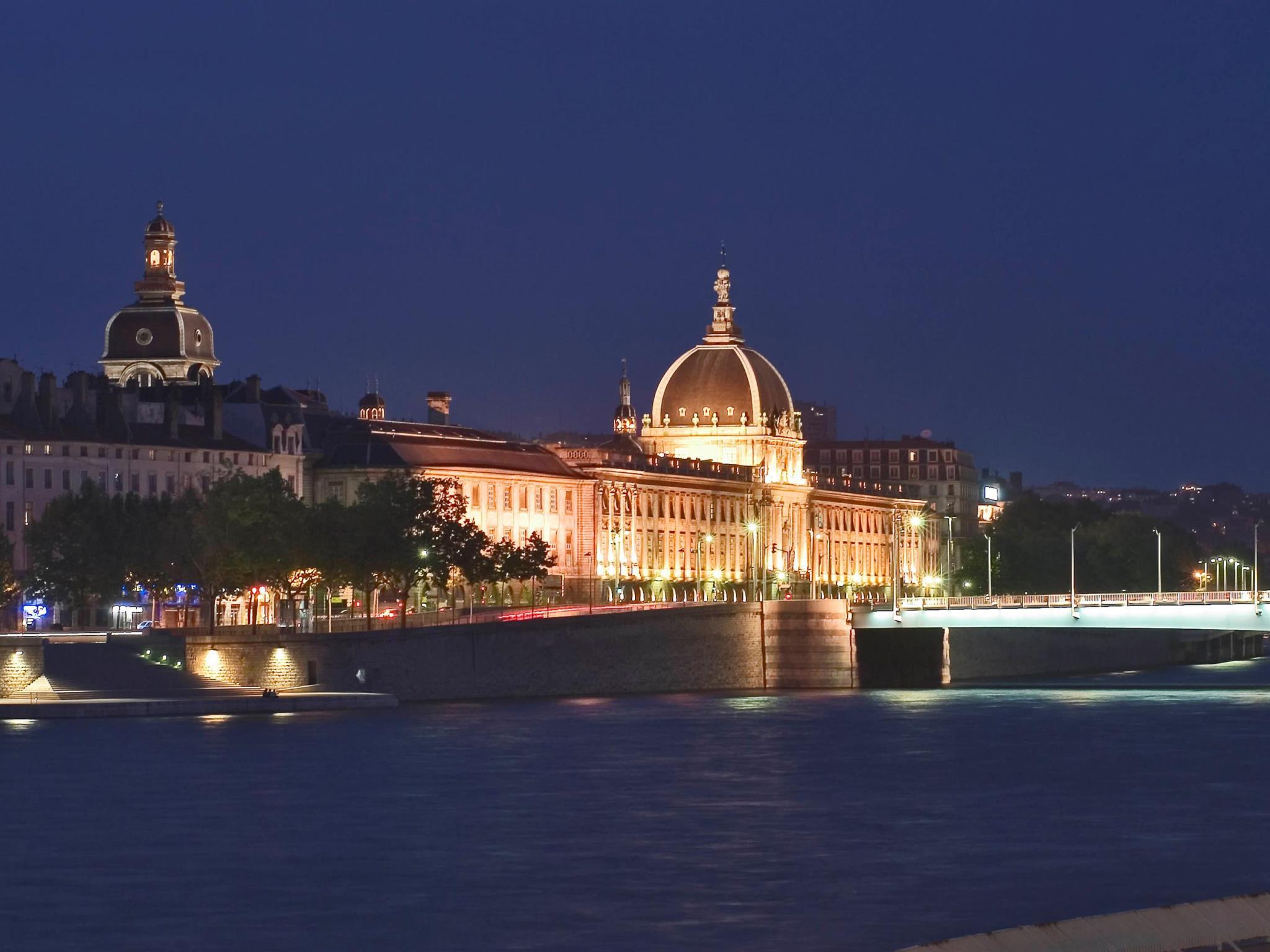 Ngoại cảnh khách sạn