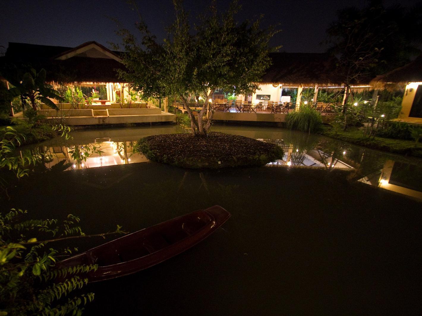 Khu vực xung quanh