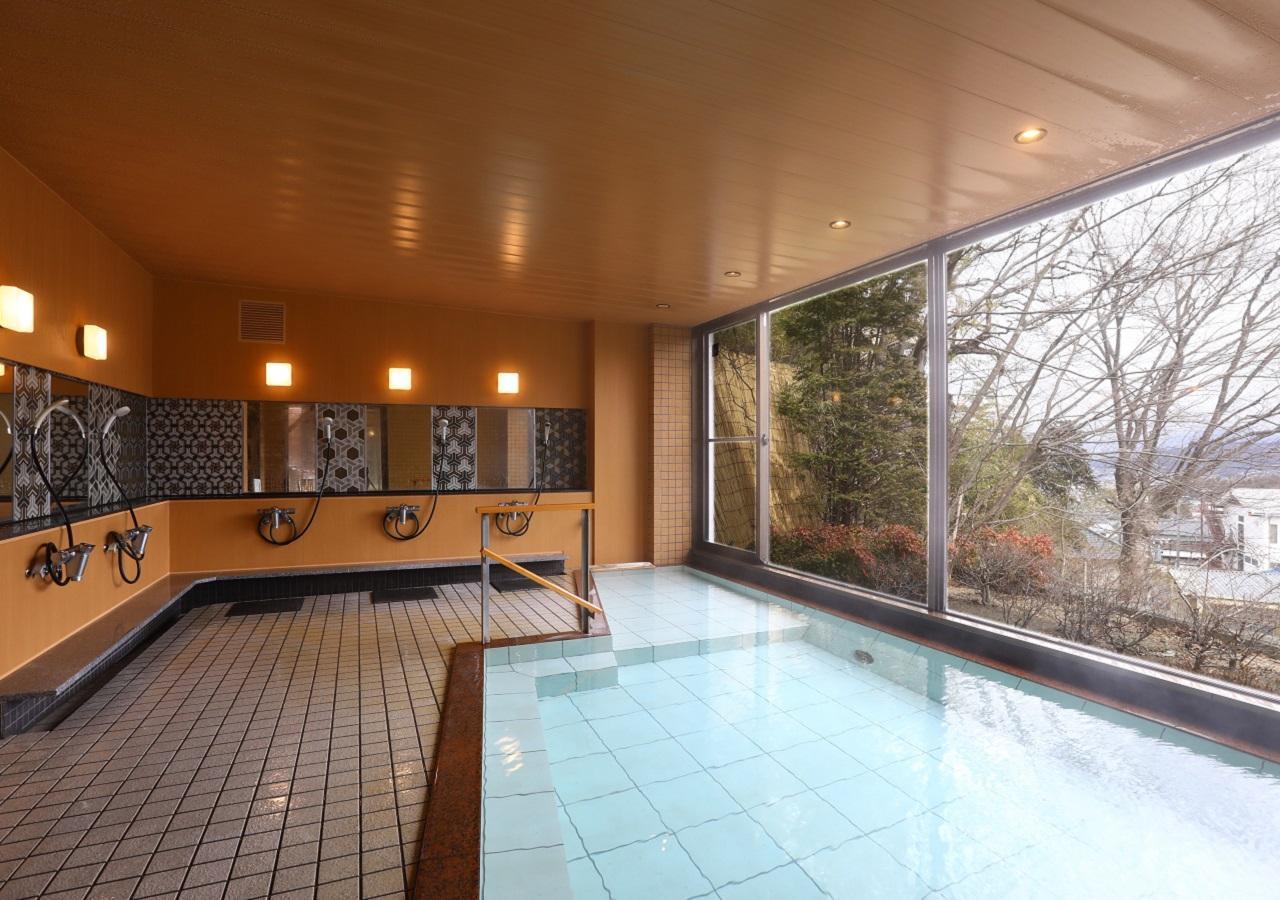 Tắm suối nước nóng