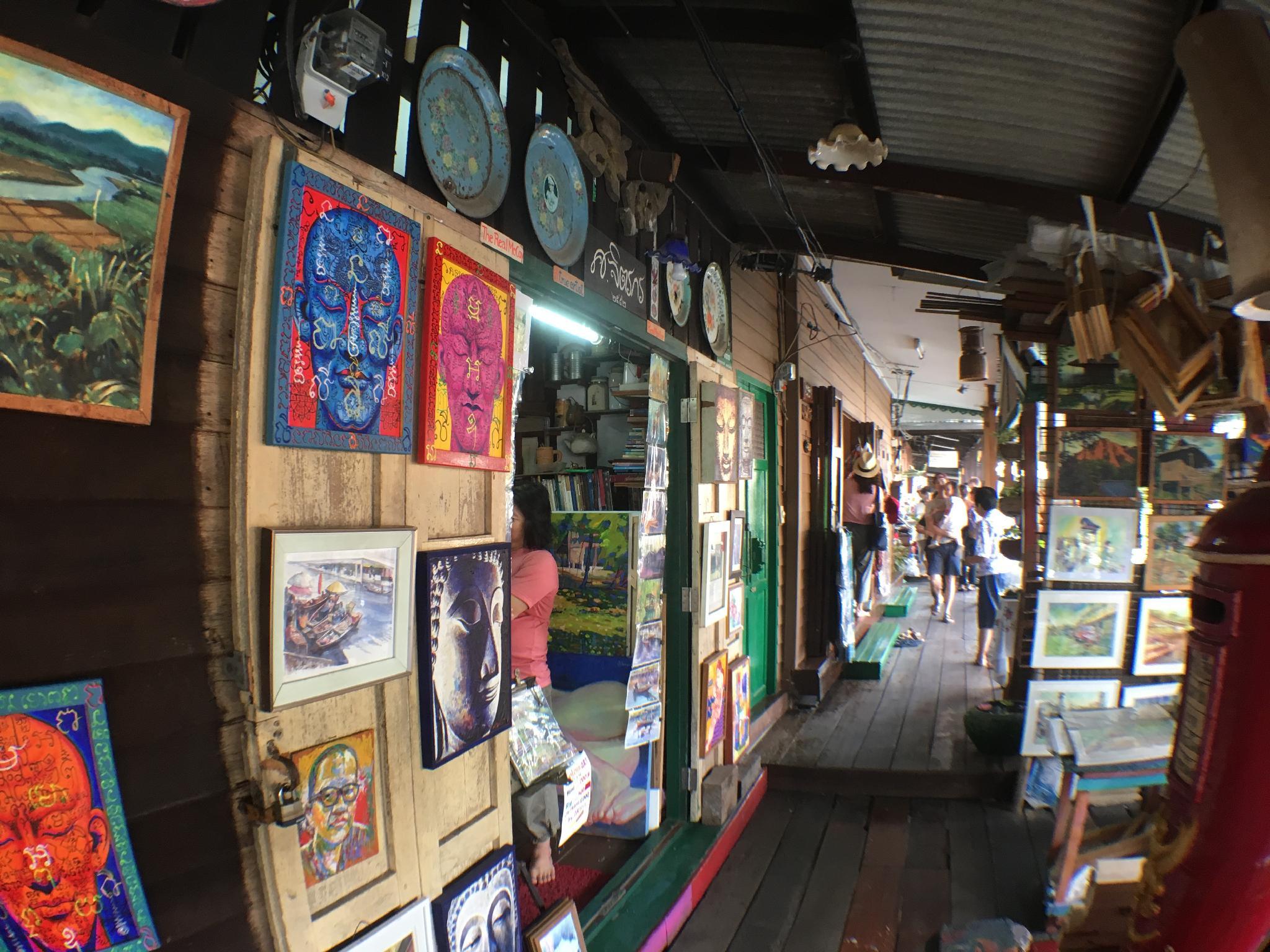 Nơi tham quan gần đây