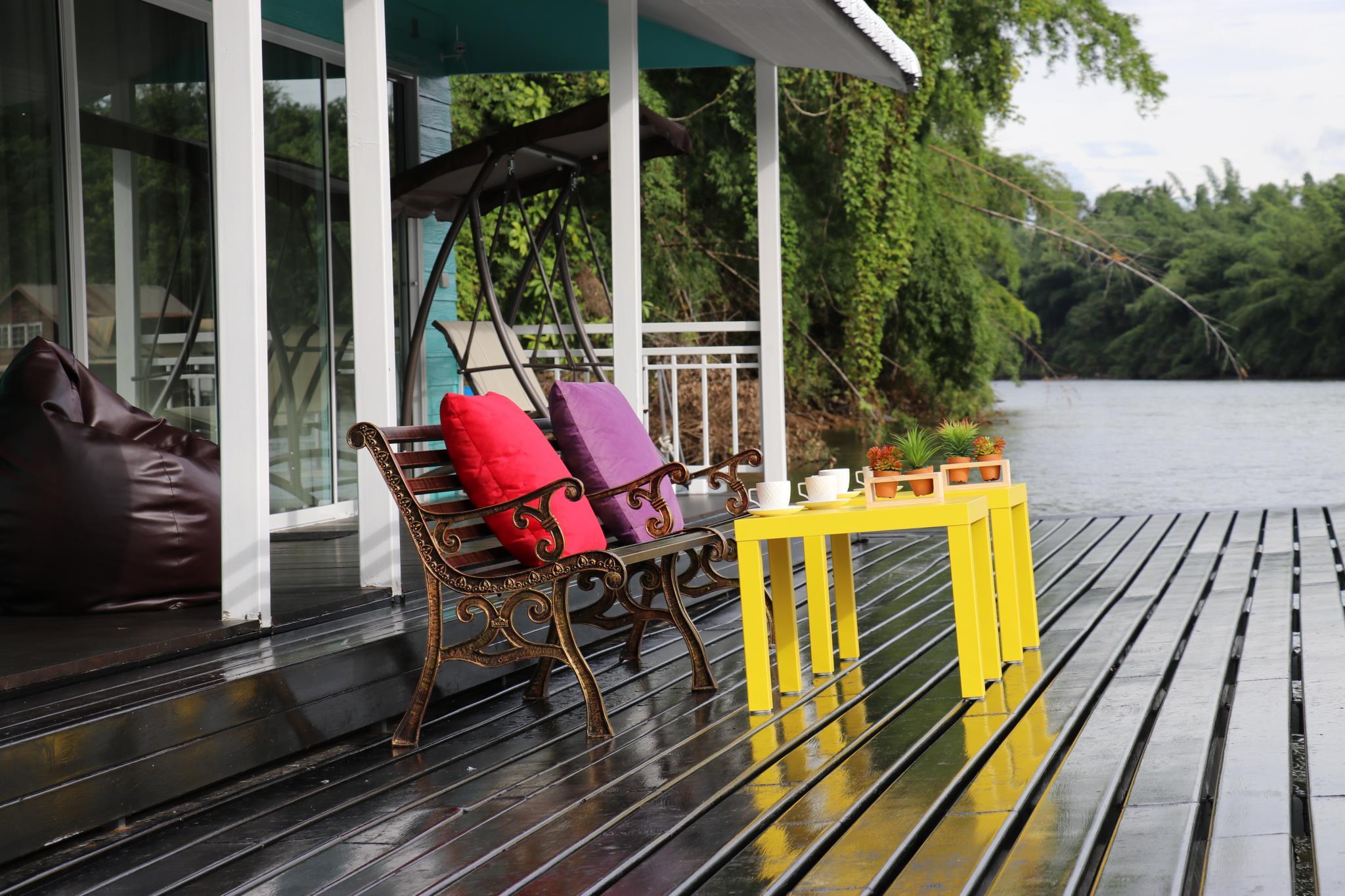 Khu vực xung quanh