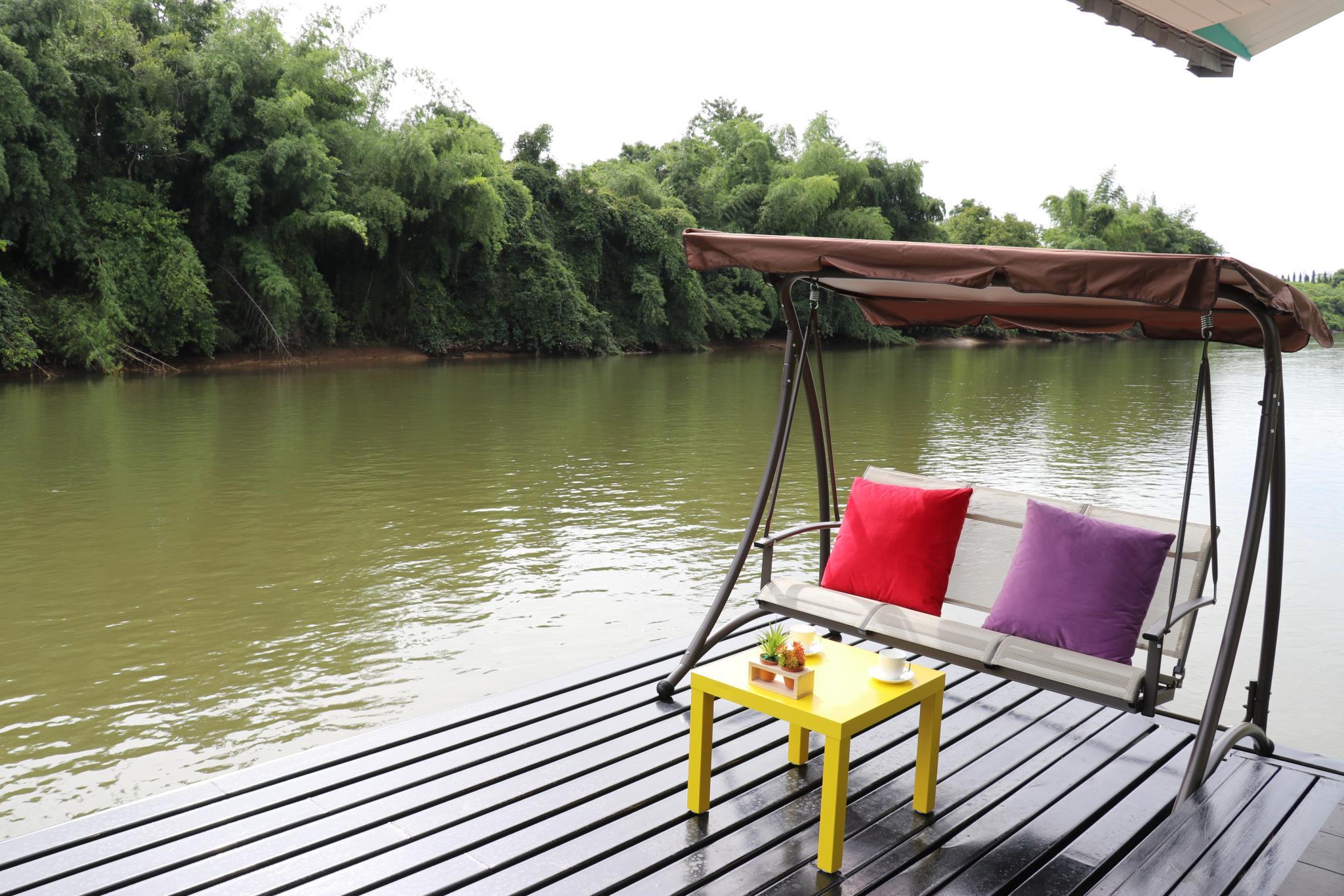 Khu vực xung quanh