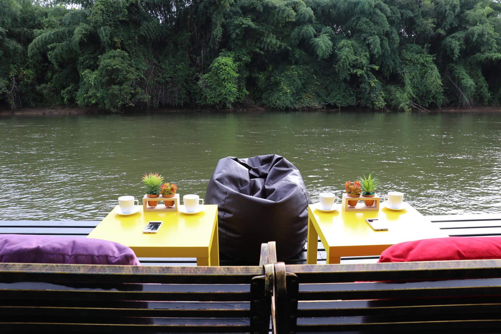 Khu vực xung quanh