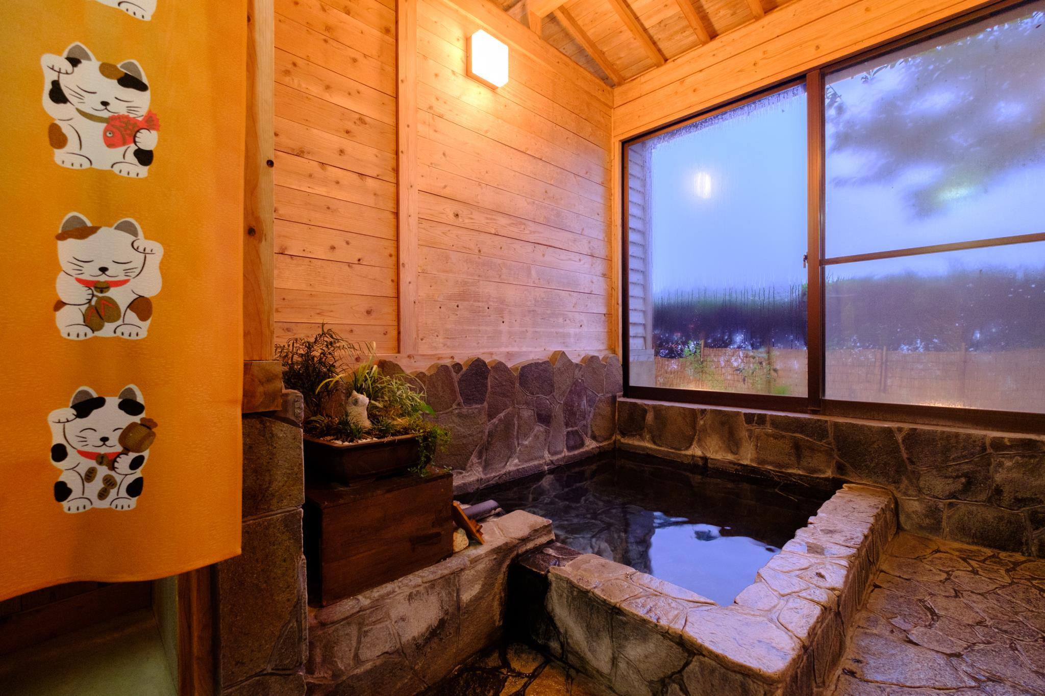 Tắm suối nước nóng