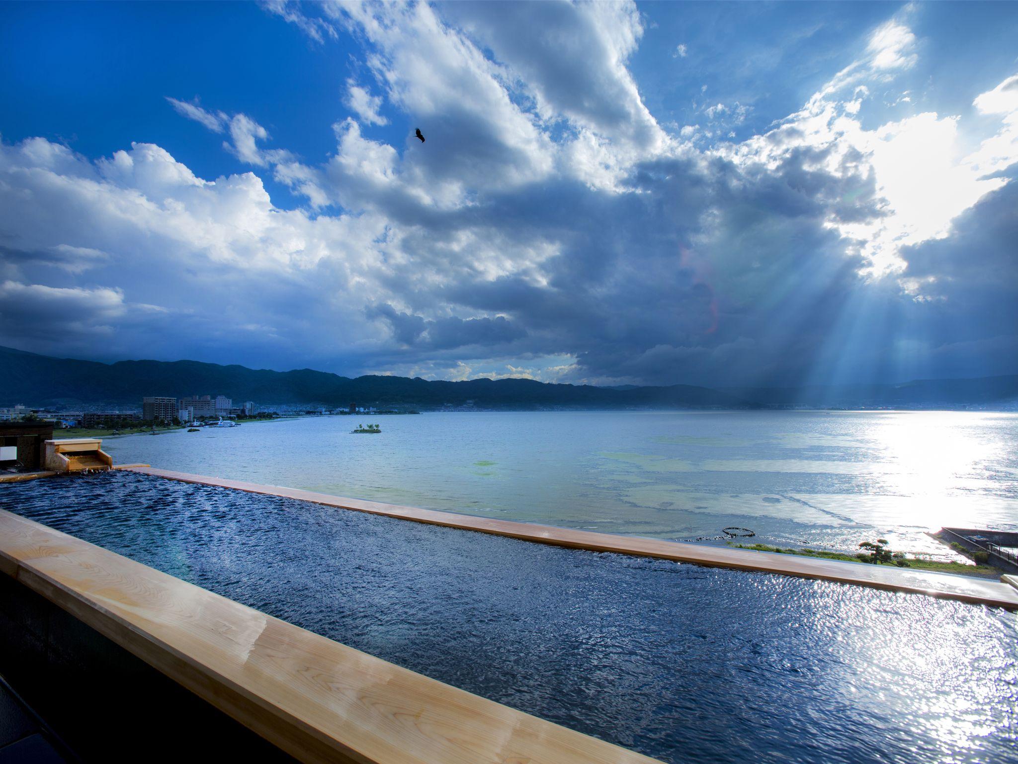 Tắm suối nước nóng