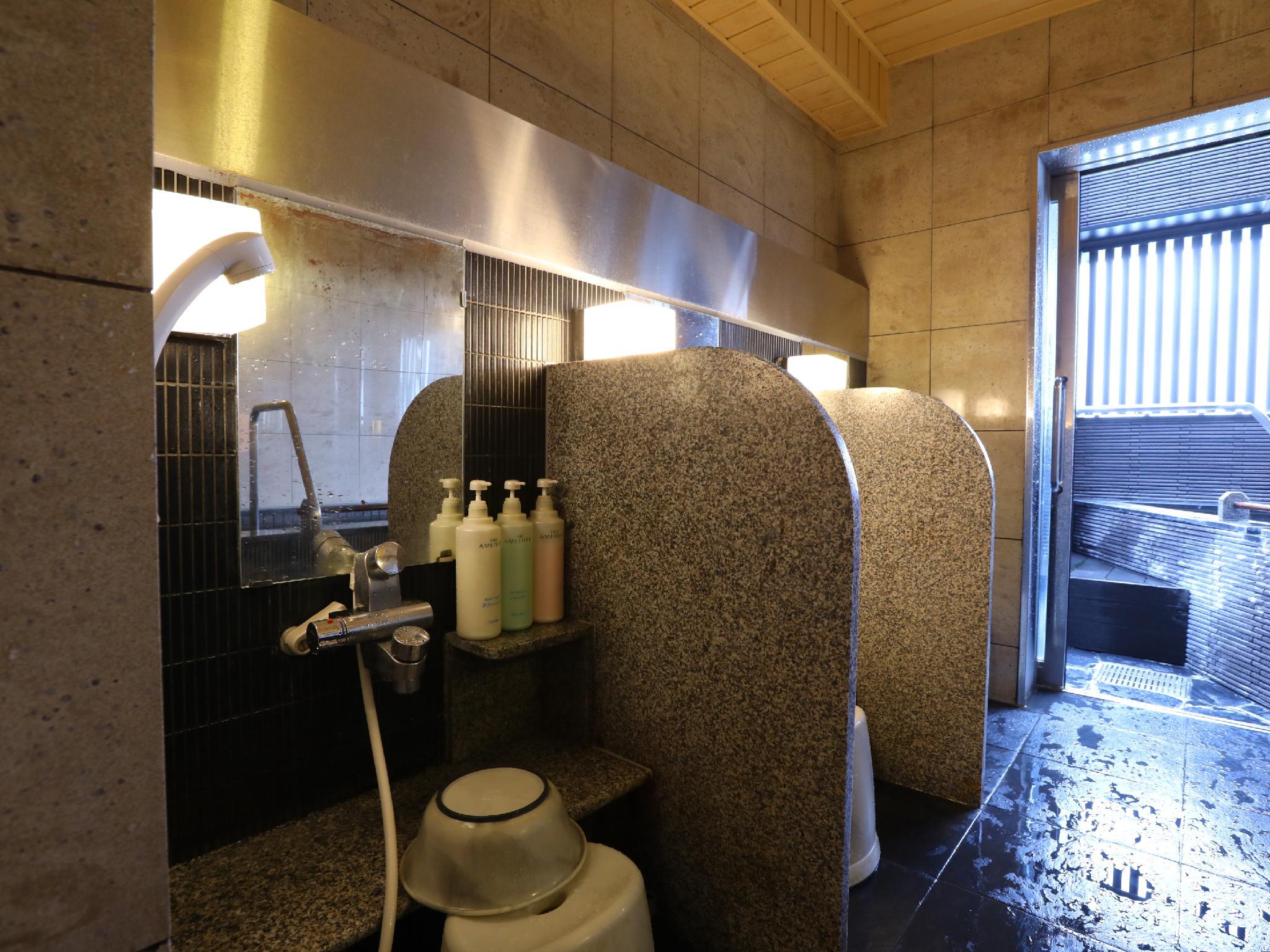 Tắm suối nước nóng