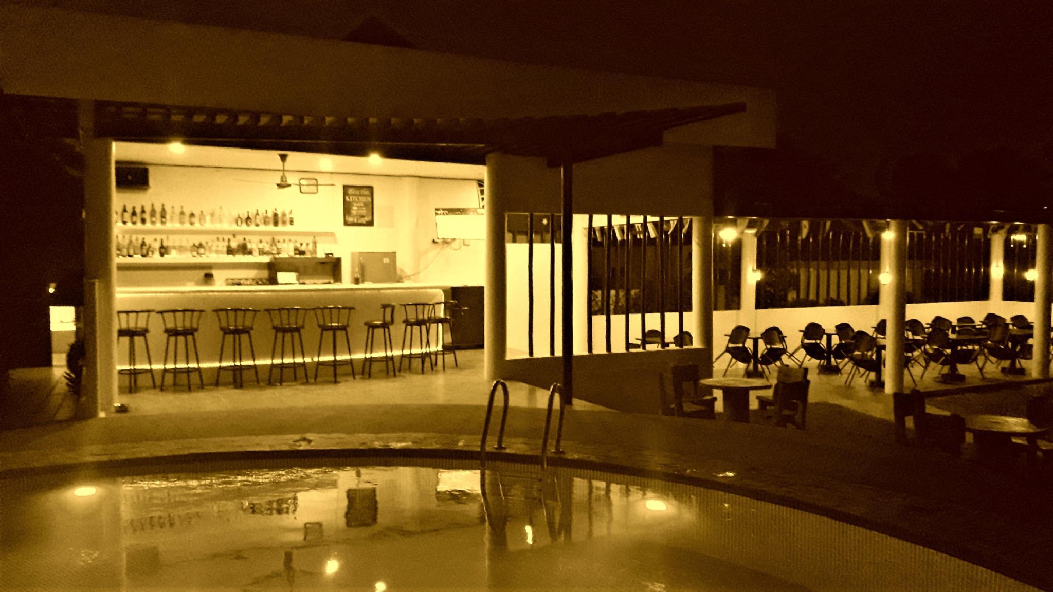 Quán bar cạnh bể bơi