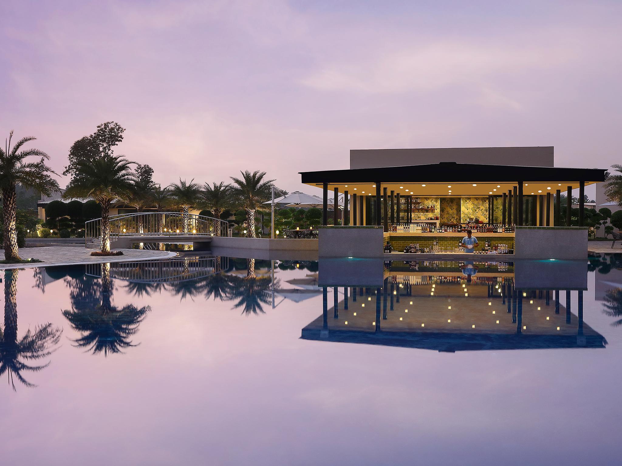 Quán bar cạnh bể bơi