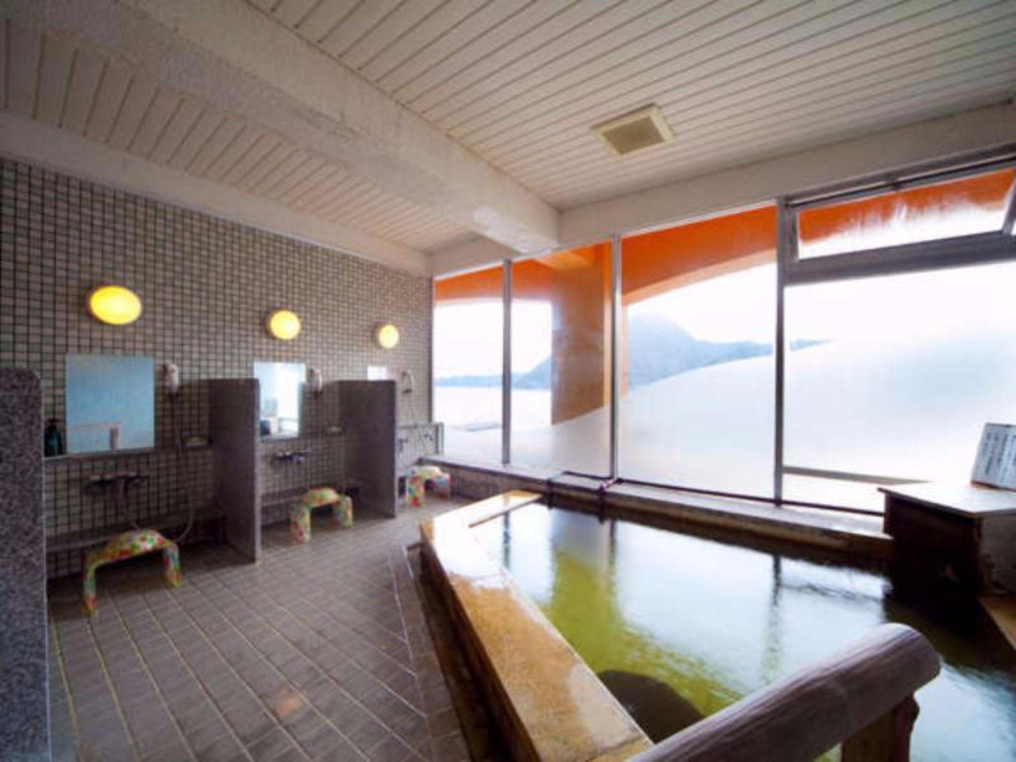 Tắm suối nước nóng