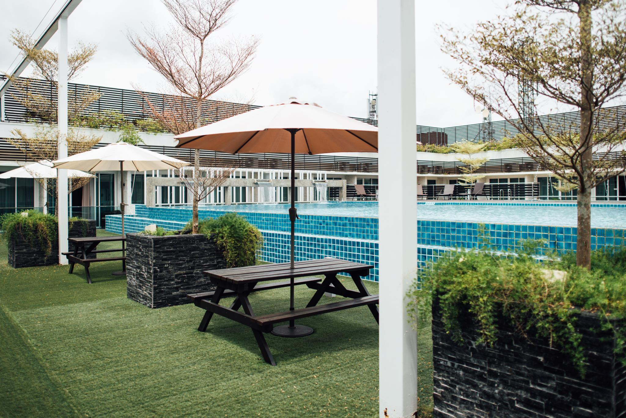 Quán bar cạnh bể bơi