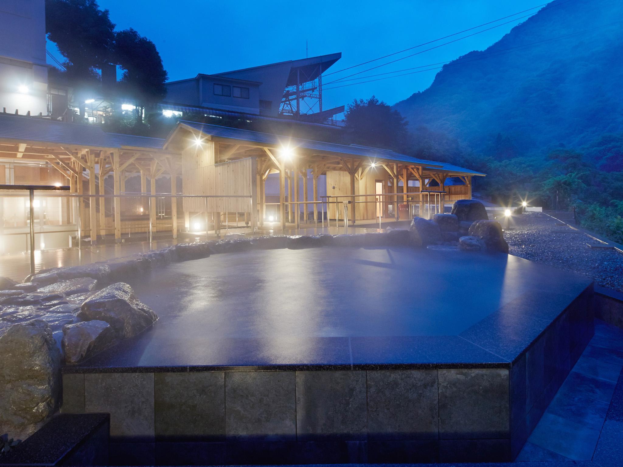 Tắm suối nước nóng