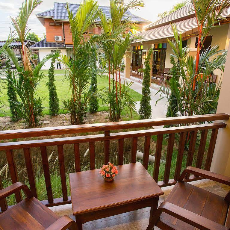 Khu vực xung quanh