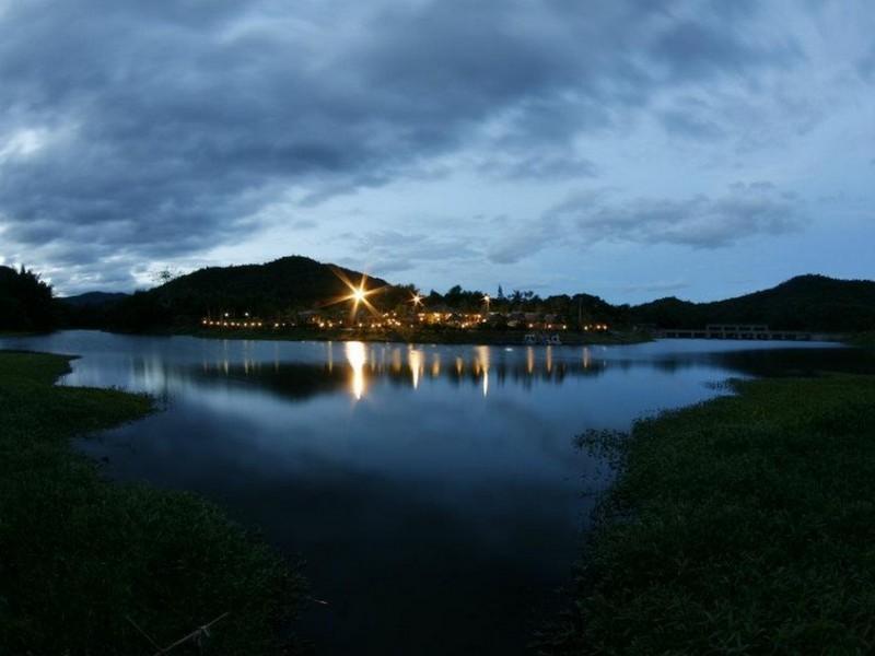 Khu vực xung quanh