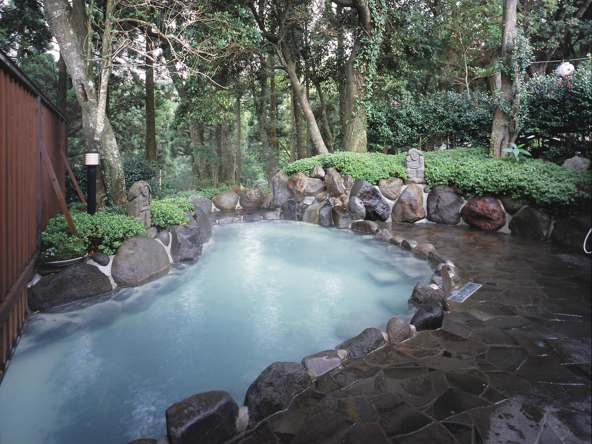 Tắm suối nước nóng