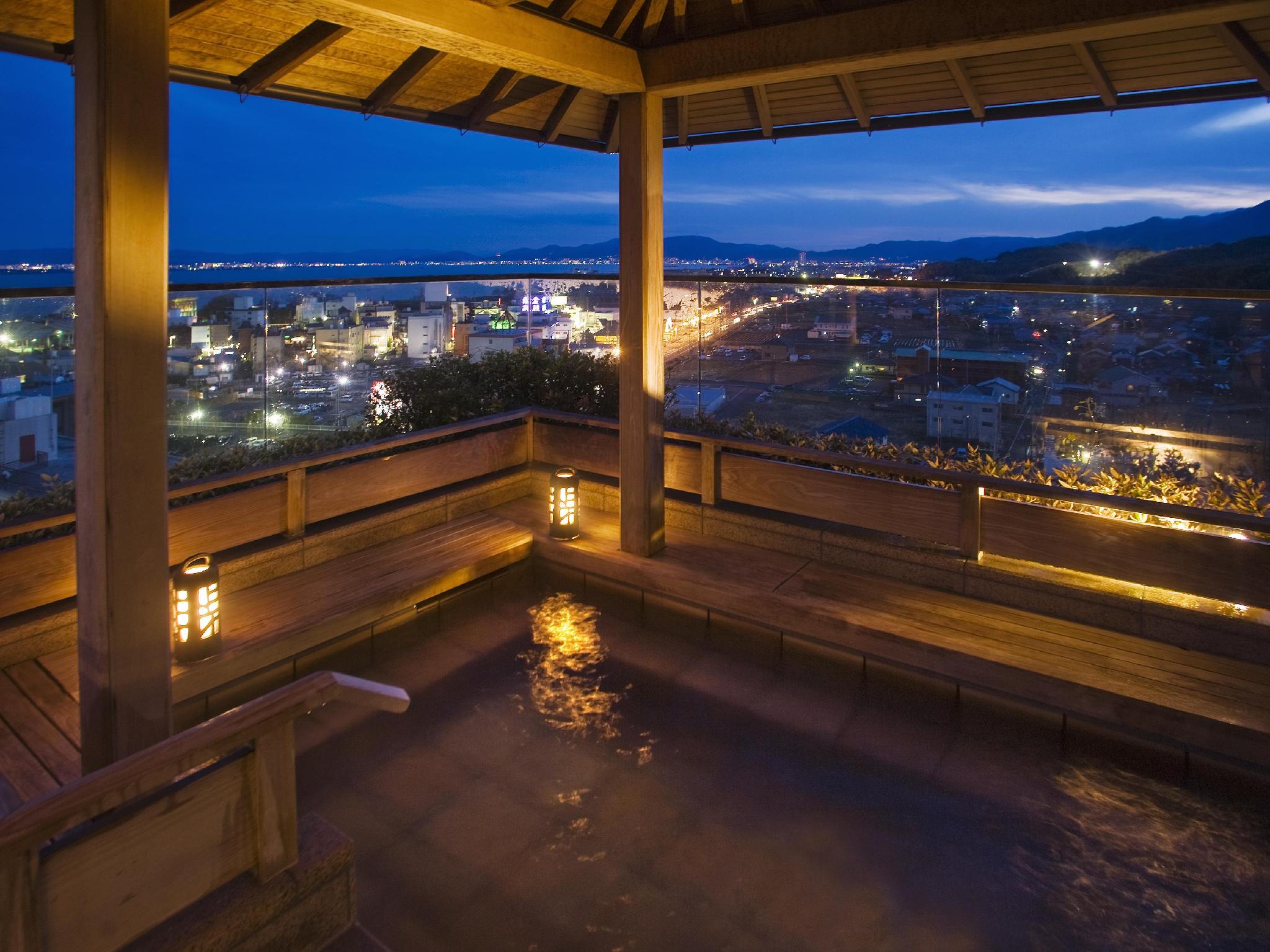 Tắm suối nước nóng