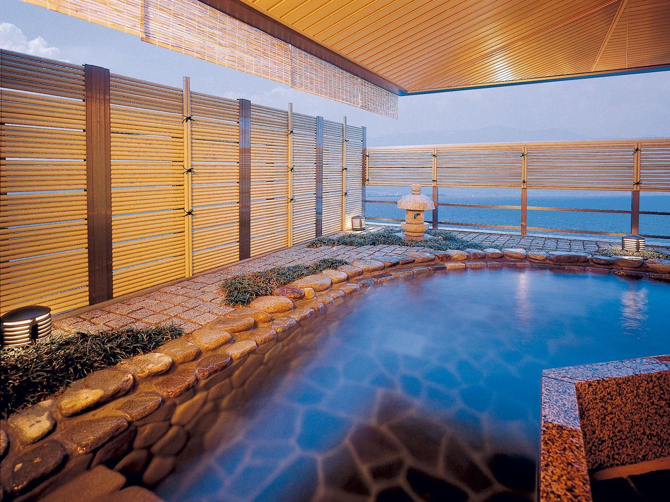 Tắm suối nước nóng