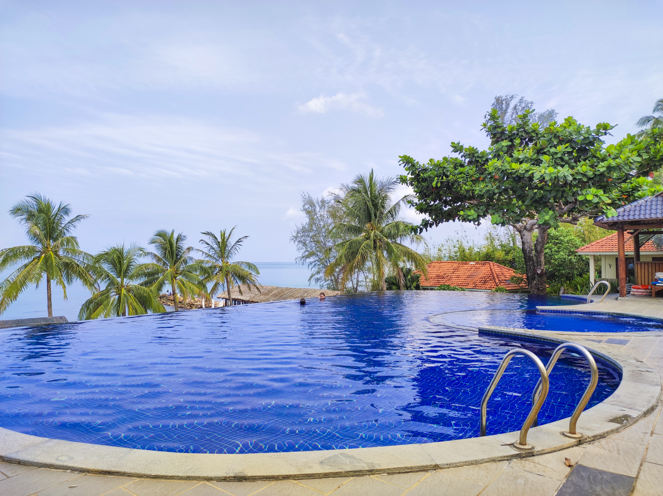 Quán bar cạnh bể bơi