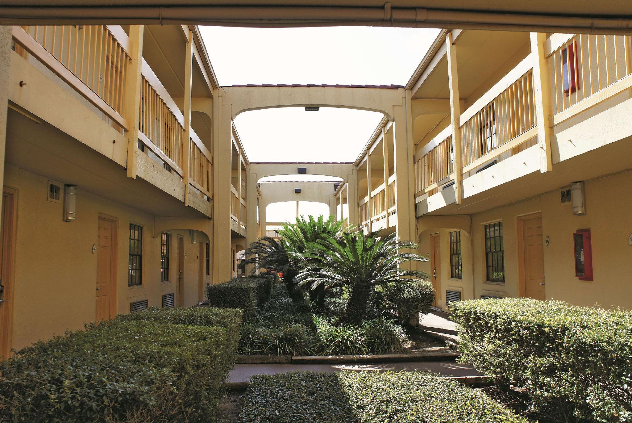 Ngoại cảnh khách sạn