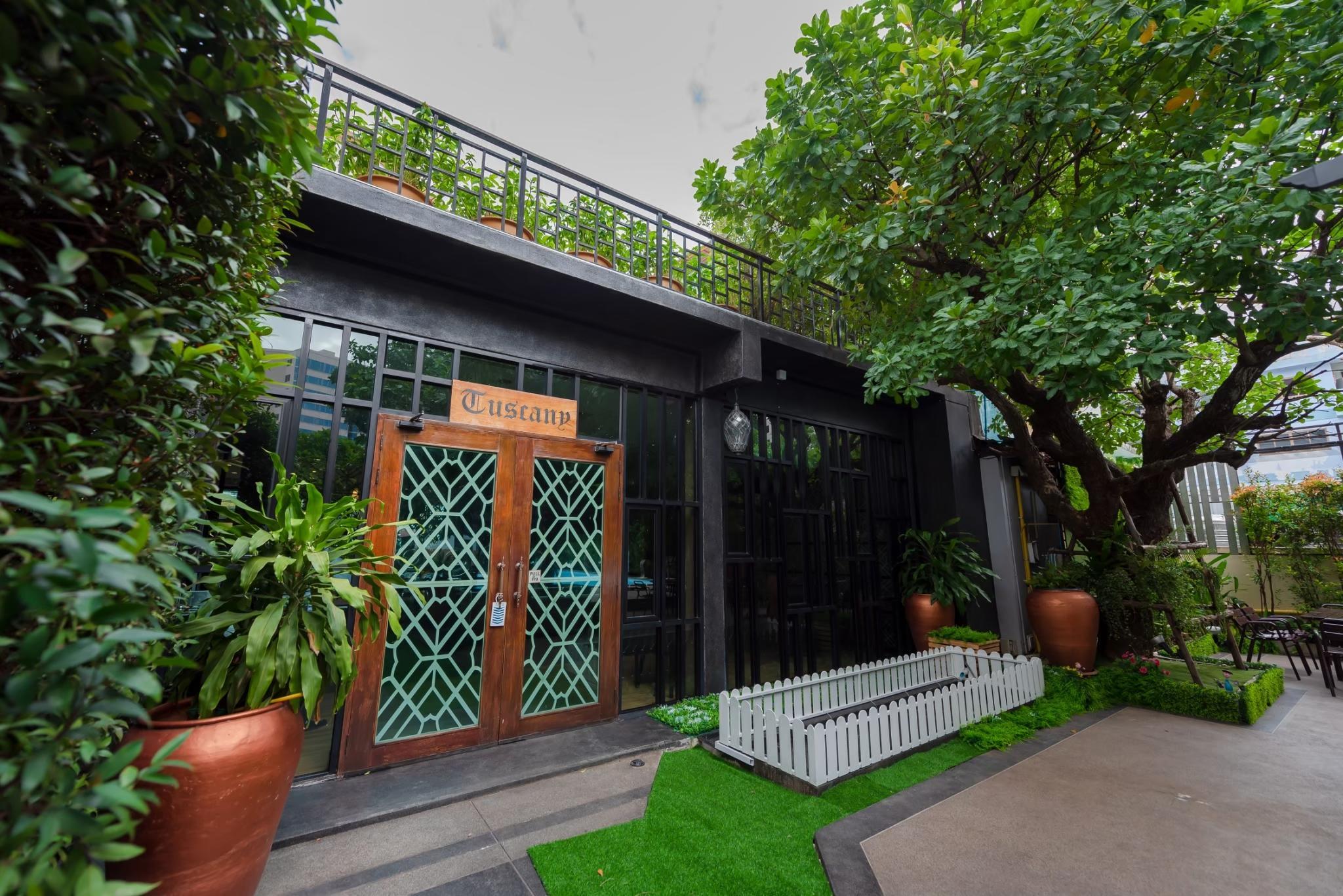 Khu vực xung quanh