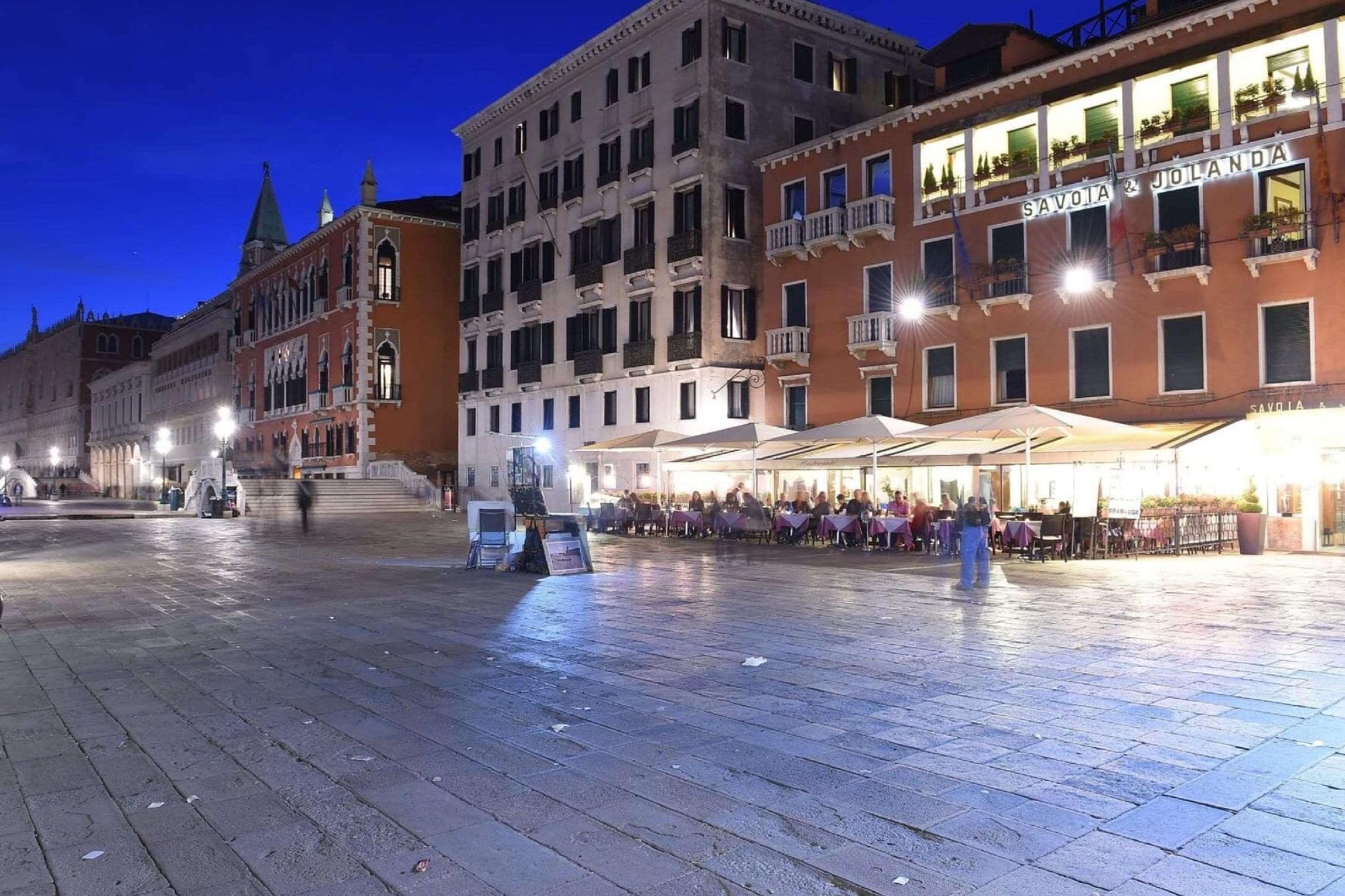 Ngoại cảnh khách sạn