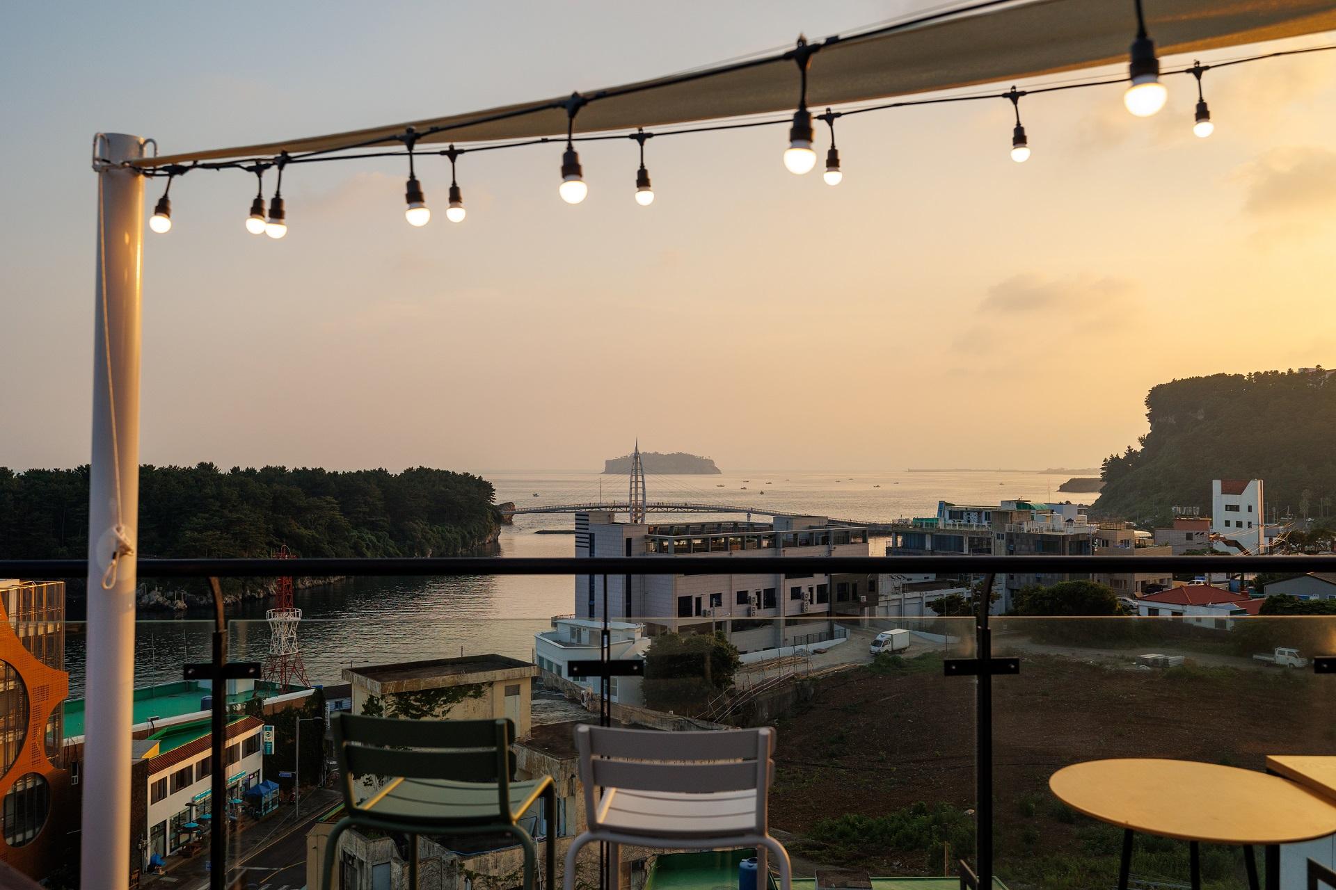 Quán bar cạnh bể bơi