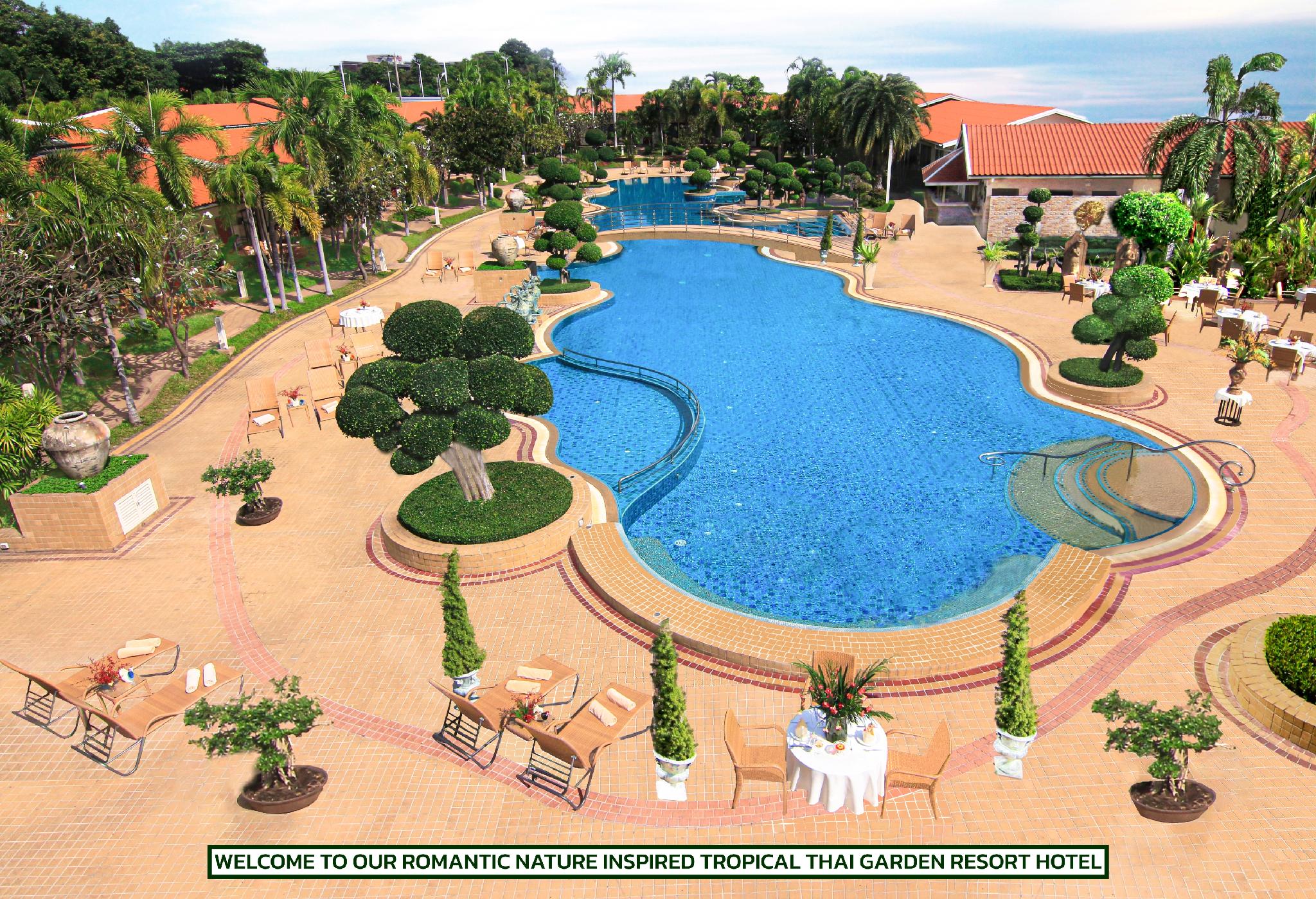 Quán bar cạnh bể bơi