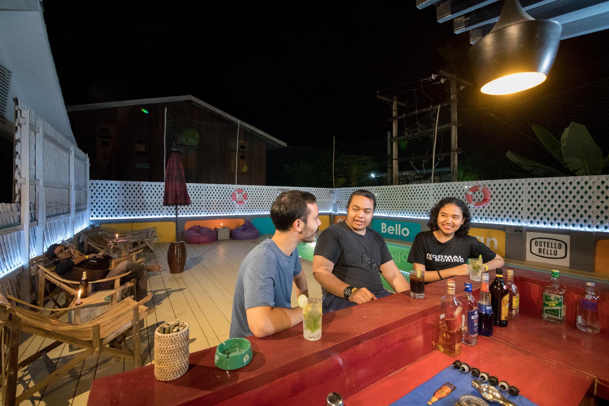 Quán bar cạnh bể bơi