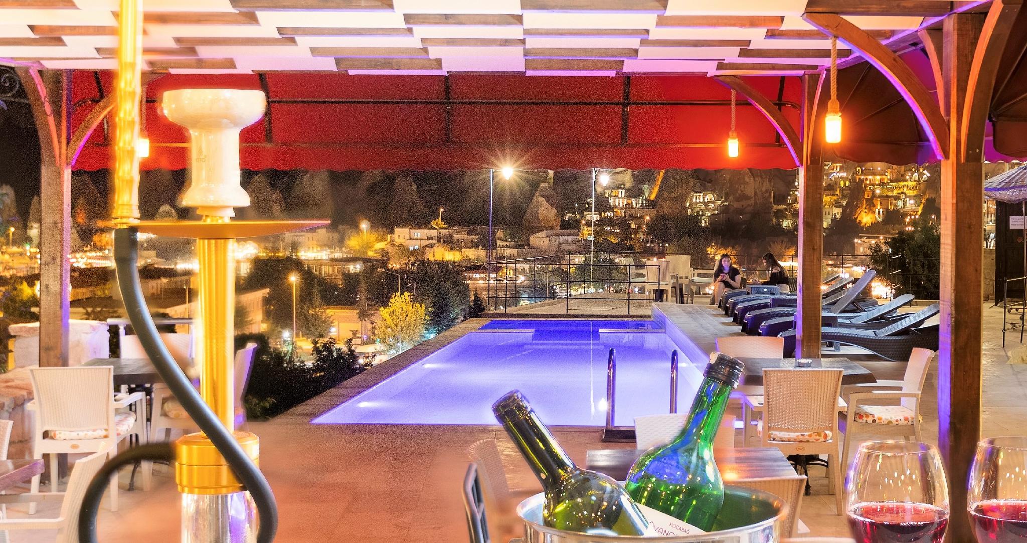 Quán bar cạnh bể bơi