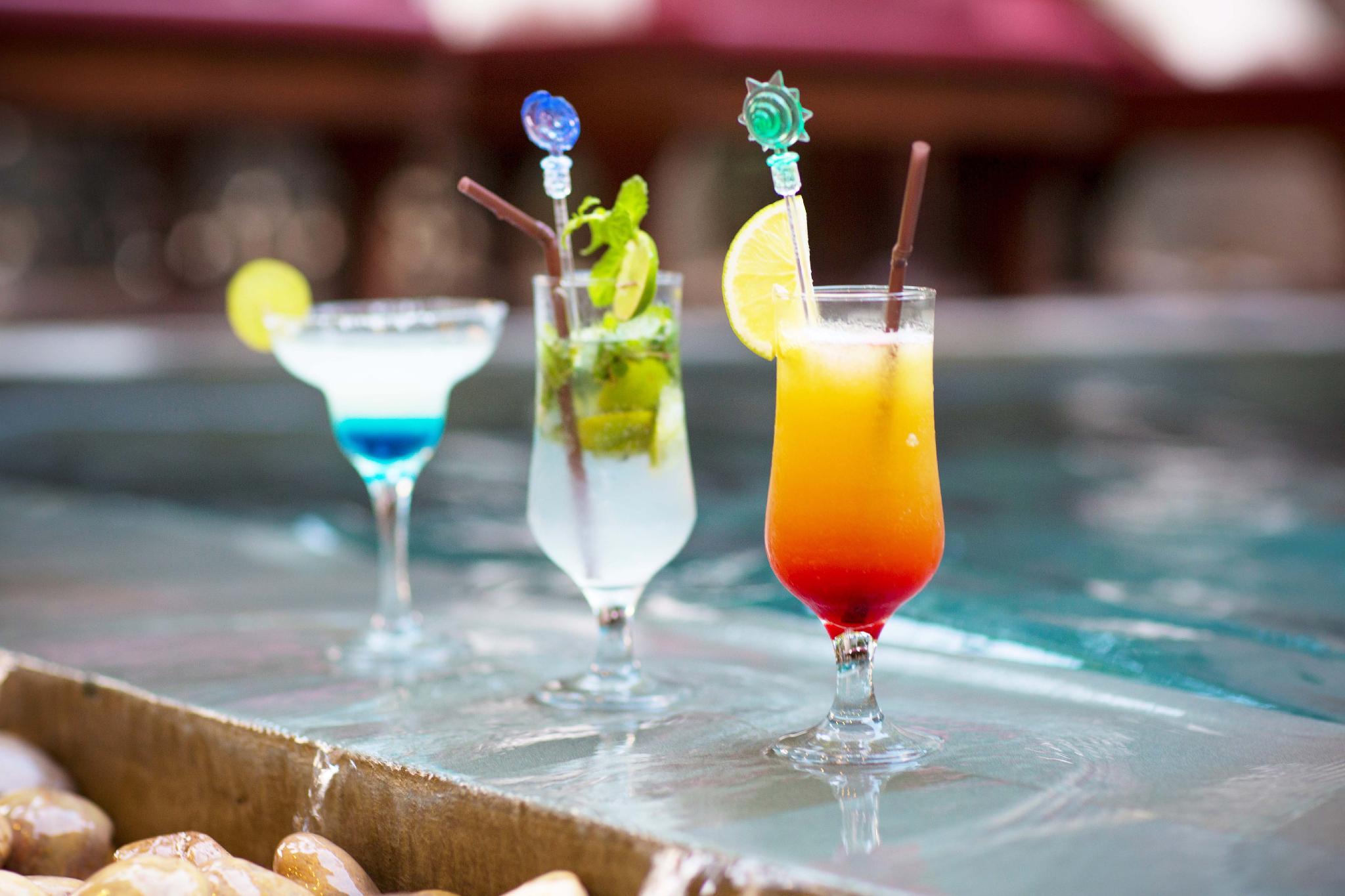 Quán bar cạnh bể bơi