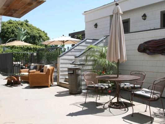 Khu vực xung quanh