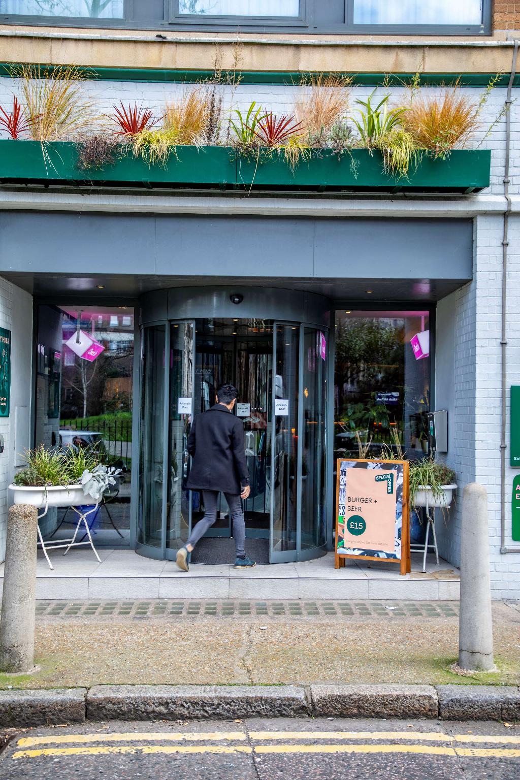 Ngoại cảnh khách sạn