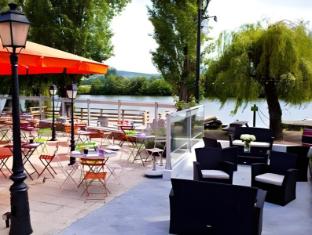 Khu vực xung quanh