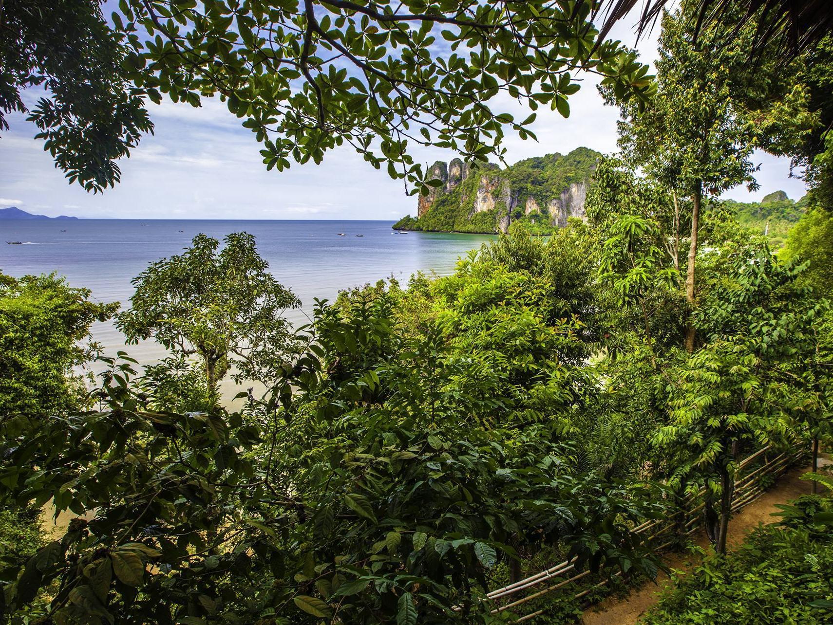 Khu vực xung quanh