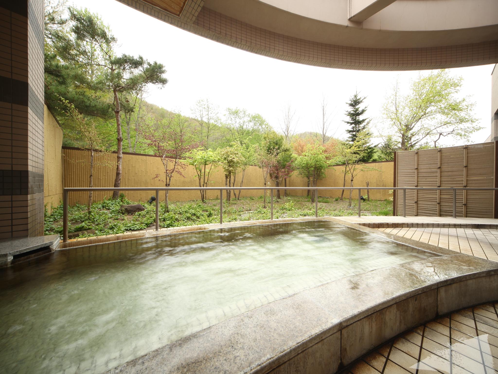 Tắm suối nước nóng