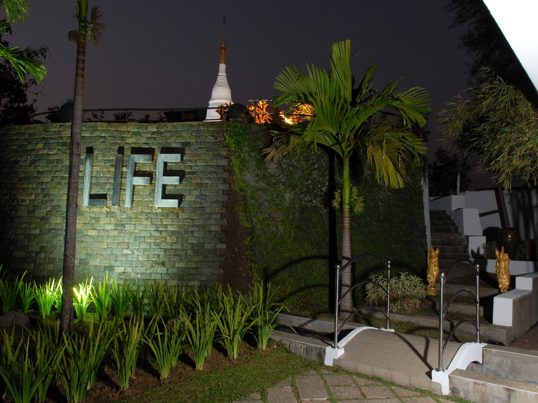 Ngoại cảnh khách sạn