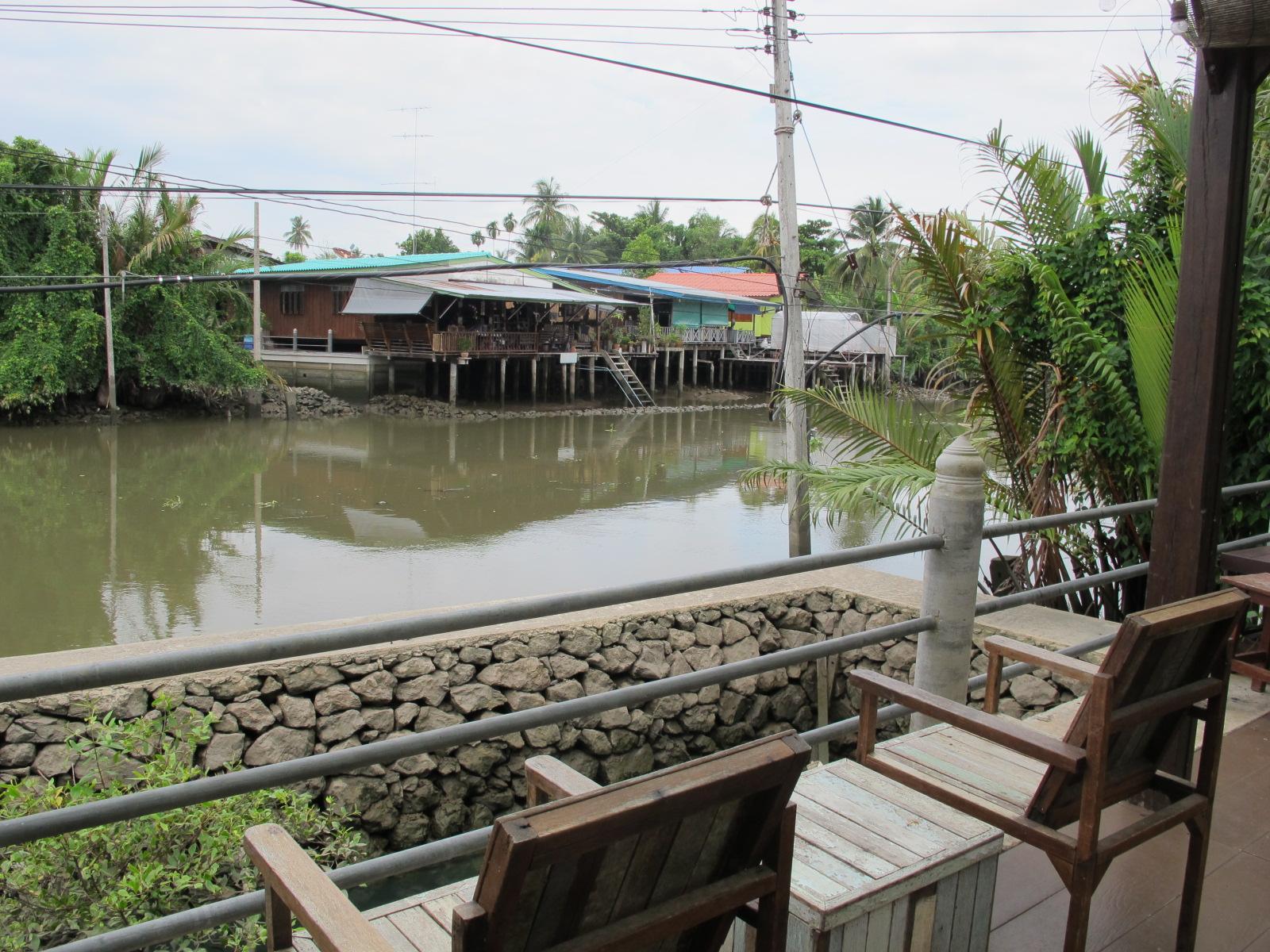 Khu vực xung quanh