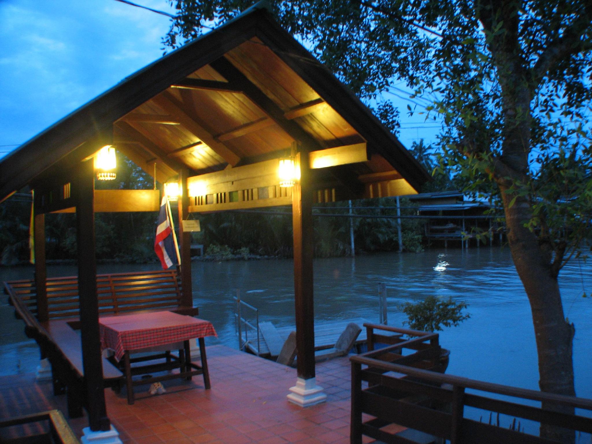 Khu vực xung quanh