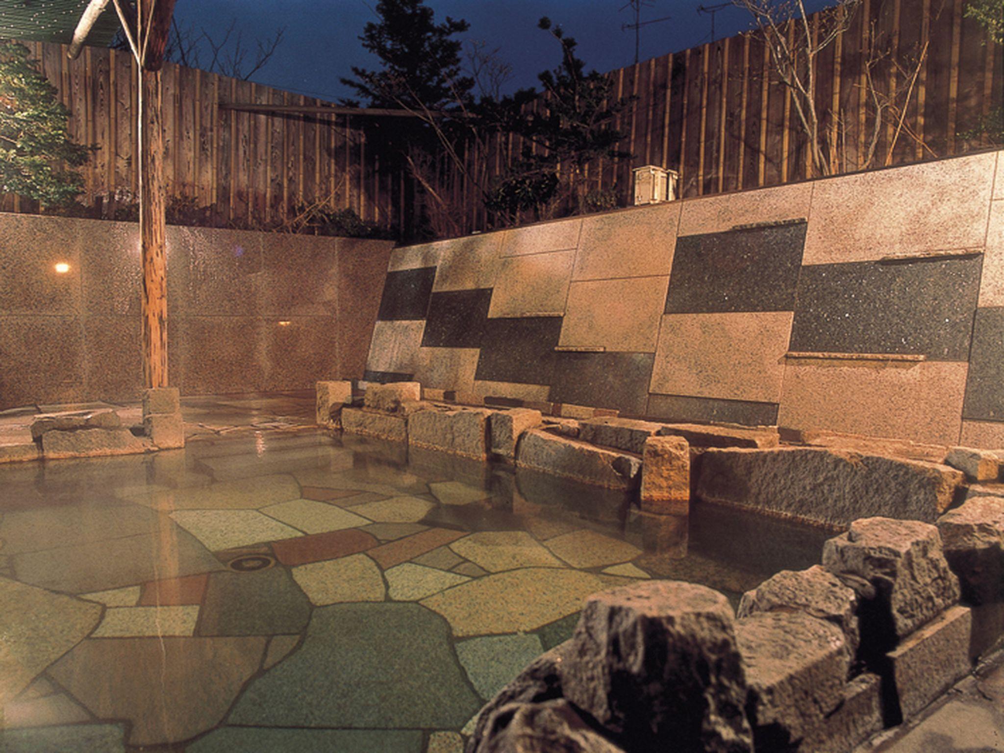 Tắm suối nước nóng