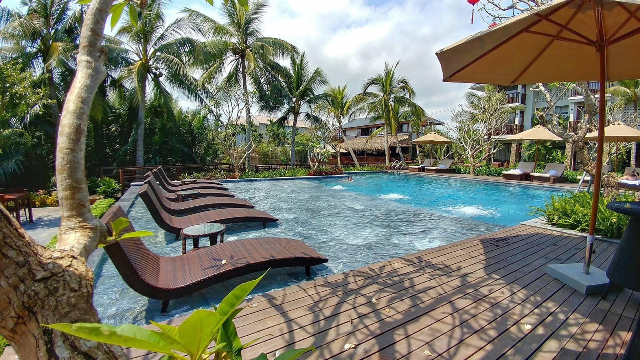 Quán bar cạnh bể bơi