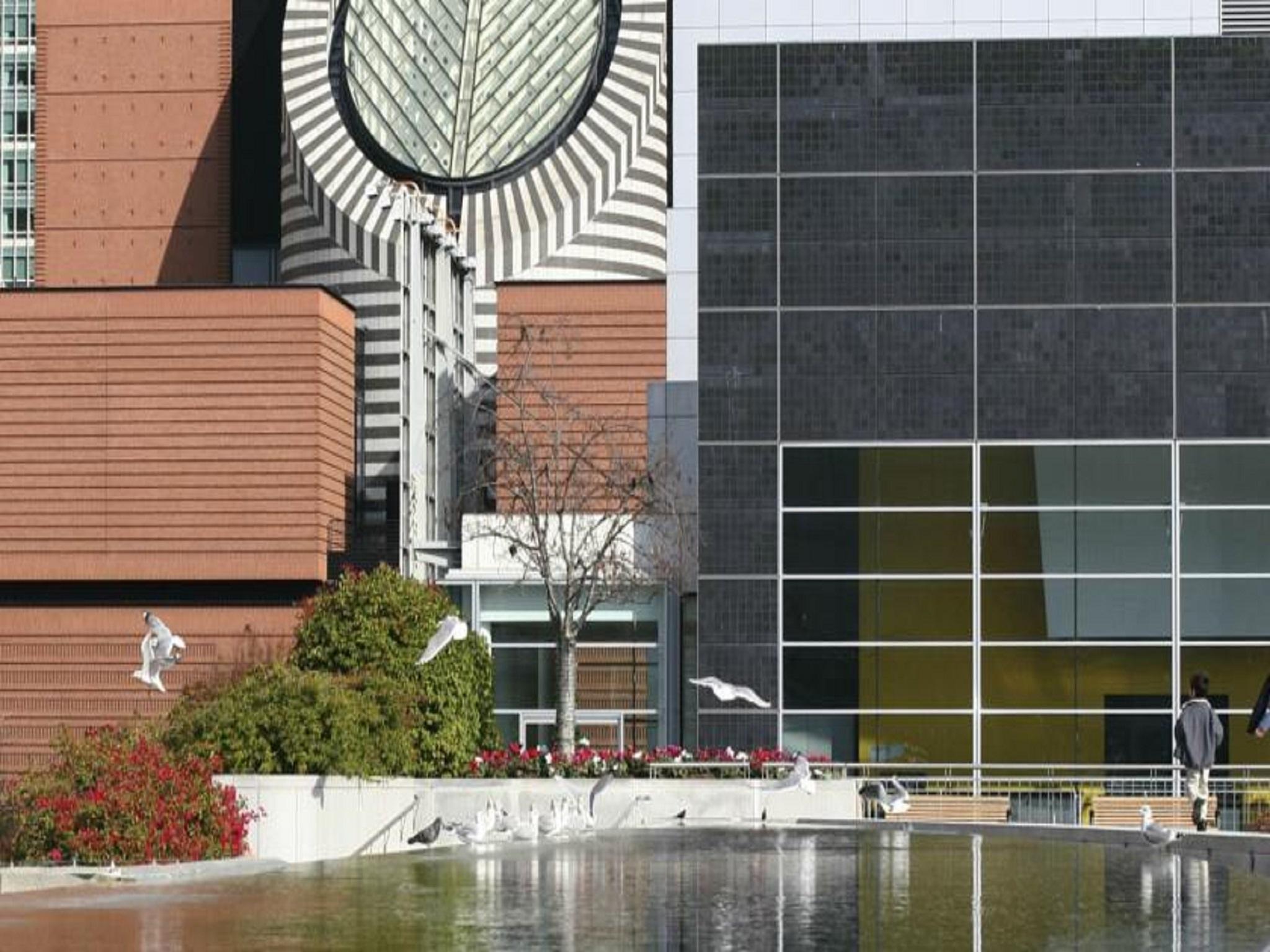 Khu vực xung quanh