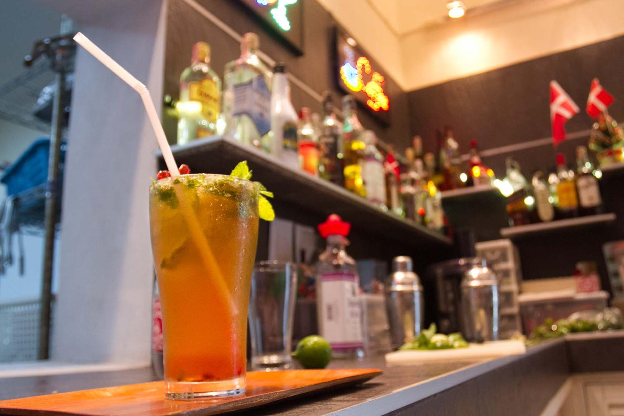 Quán bar cạnh bể bơi