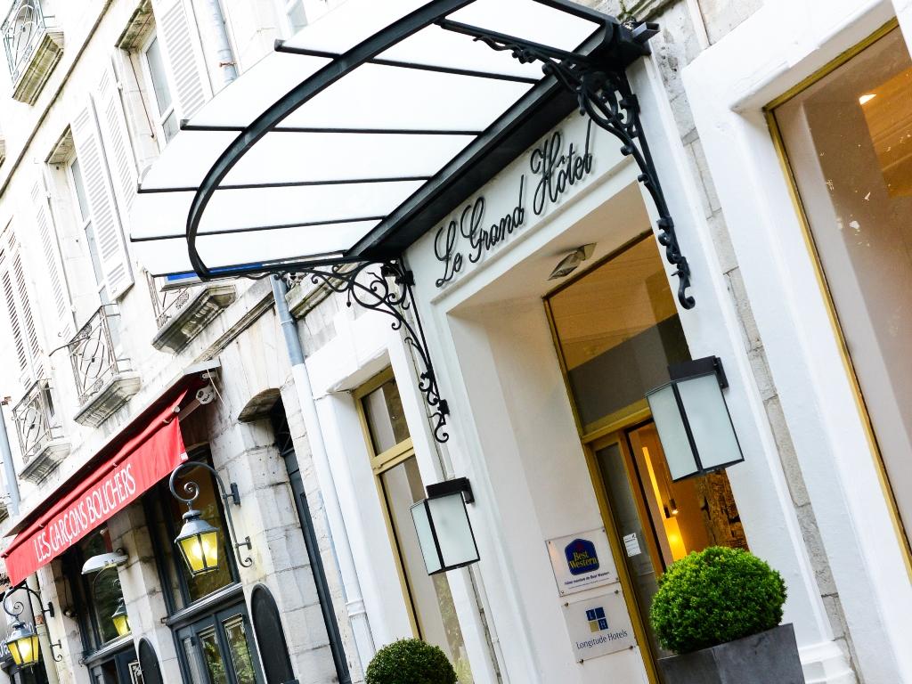 Ngoại cảnh khách sạn