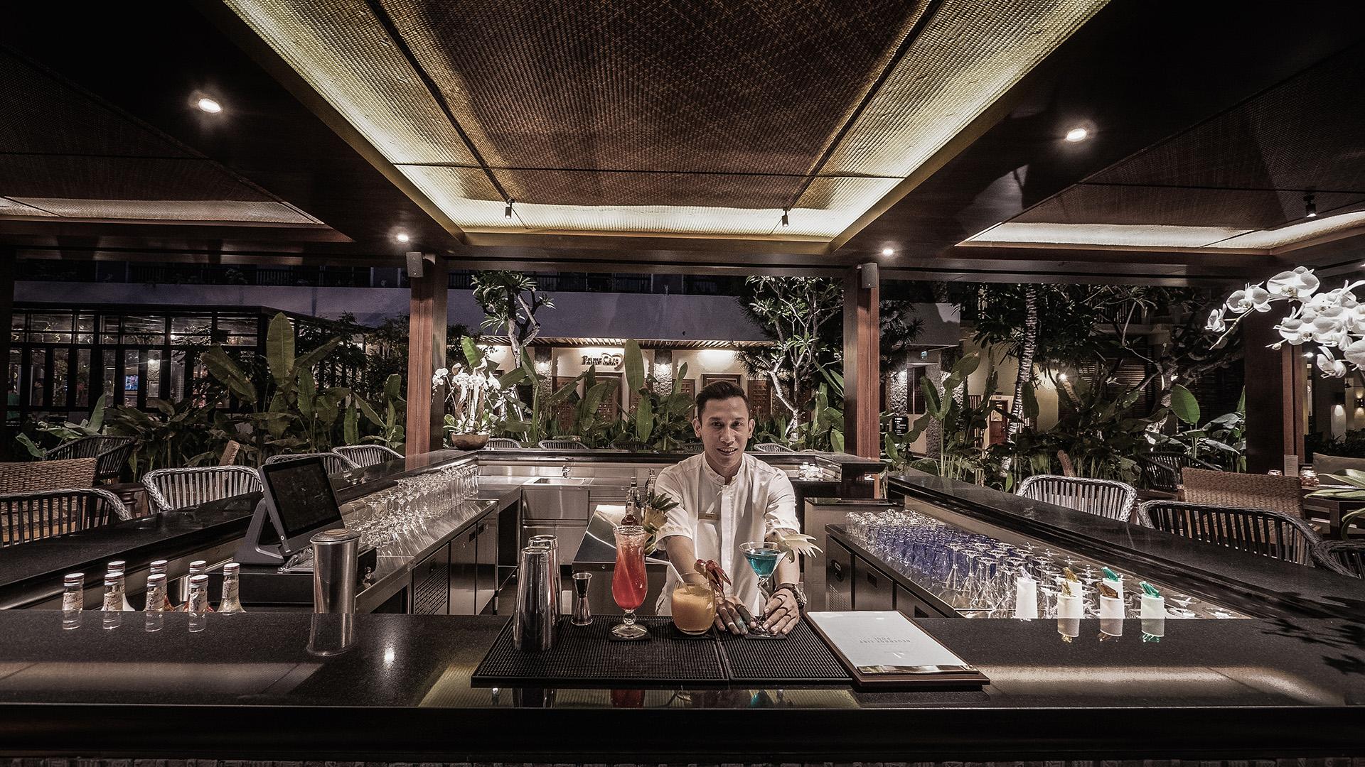 Quán bar cạnh bể bơi